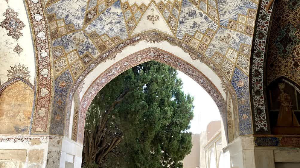  تور یک روزه گلاب گیری کاشان و نیاسر با حضور ۱۱۰ نفر از همکاران